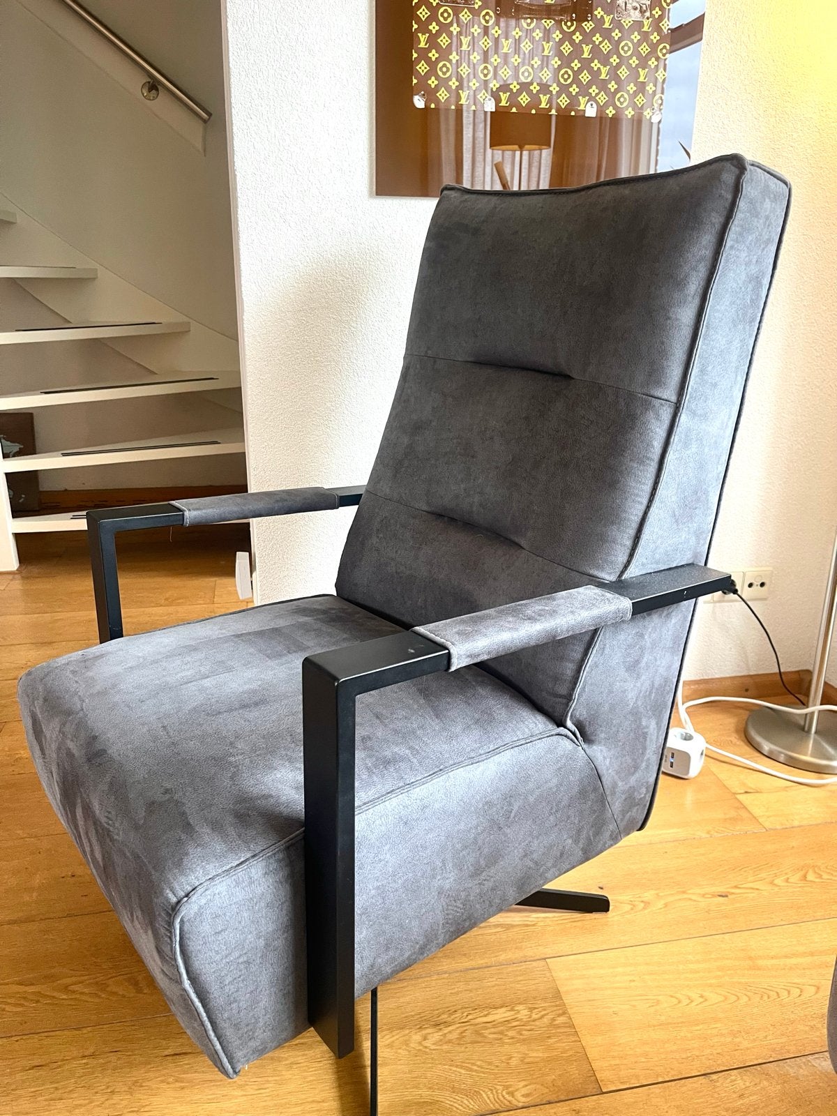 Mooie grijze suède Relax fauteuil, Huis en Inrichting, Ophalen, Minder dan 75 cm, Zo goed als nieuw, Grijs suede... gekocht Villa Arena