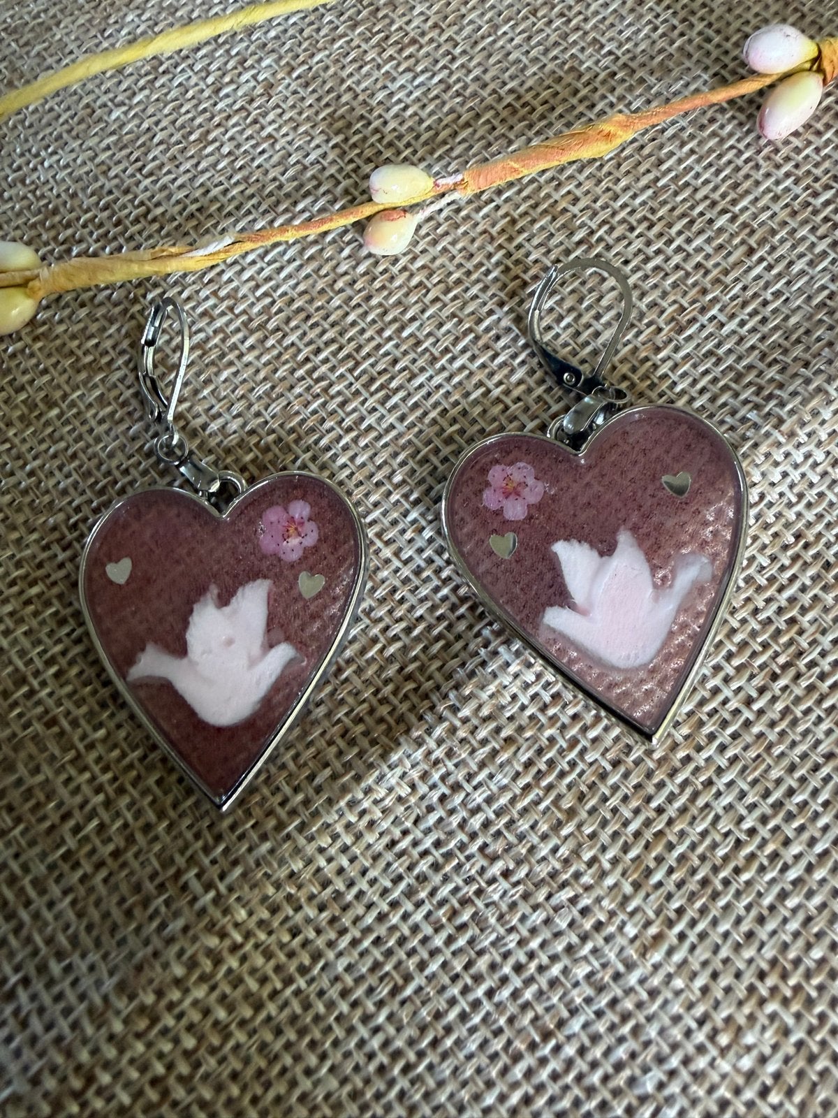 Hartvormige Oorbellen met Duifjes en Roze Bloemetjes, Overige materialen, Hangers, Nieuw, Ophalen of Verzenden