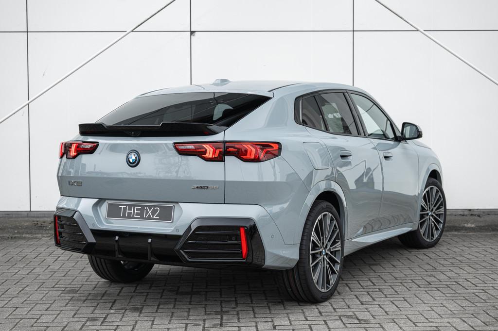 BMW iX2 xDrive30 M Sport / Sportstoelen / Adaptieve LED / Co, Auto's, BMW, IX2, Zwart, Nieuw, Stoelverwarming