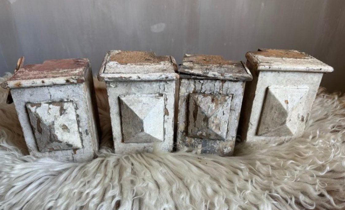 Oude houten consoles, Ophalen