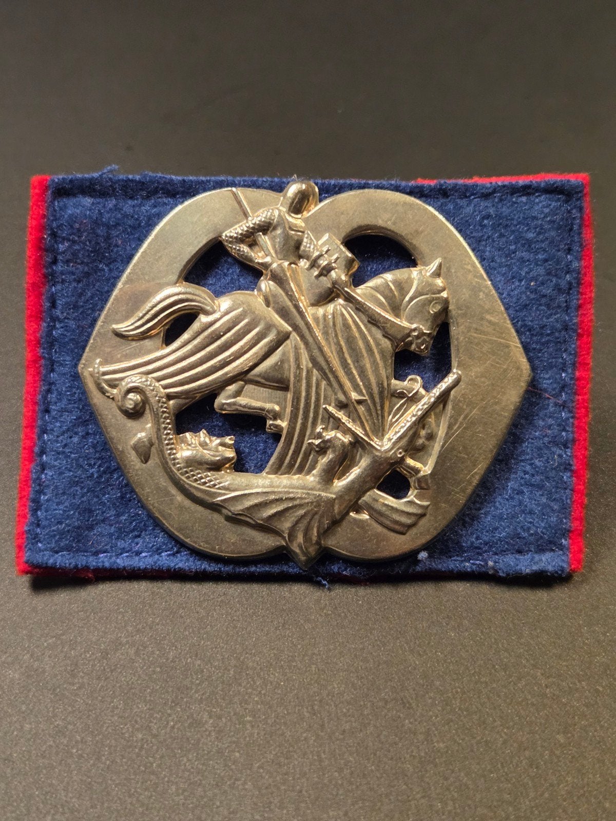 Baretembleem Regiment Huzaren Prins Alexander met buiglippen, Ophalen of Verzenden, Landmacht, Nederland, Embleem of Badge