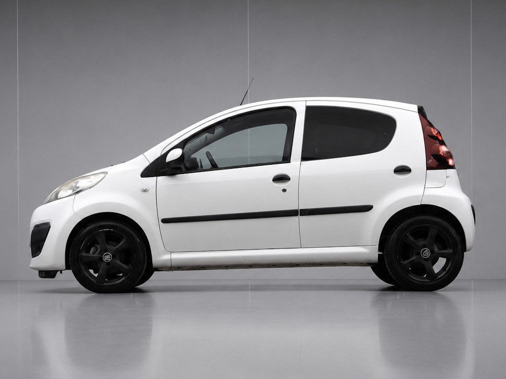 Peugeot 107 1.0 Active Sport (AIRCO,GROOT NAVI,BLACK/WHITE E, Auto's, Peugeot, Voorwielaandrijving, Euro 5, Gebruikt, 4 stoelen