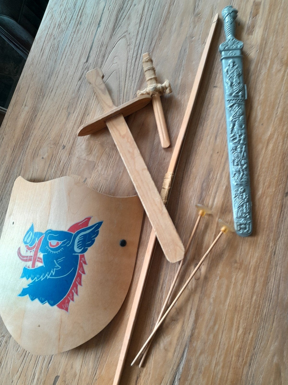 Houten schild en zwaard, pijlen (met zuignap)en boog, dolk, Ophalen of Verzenden