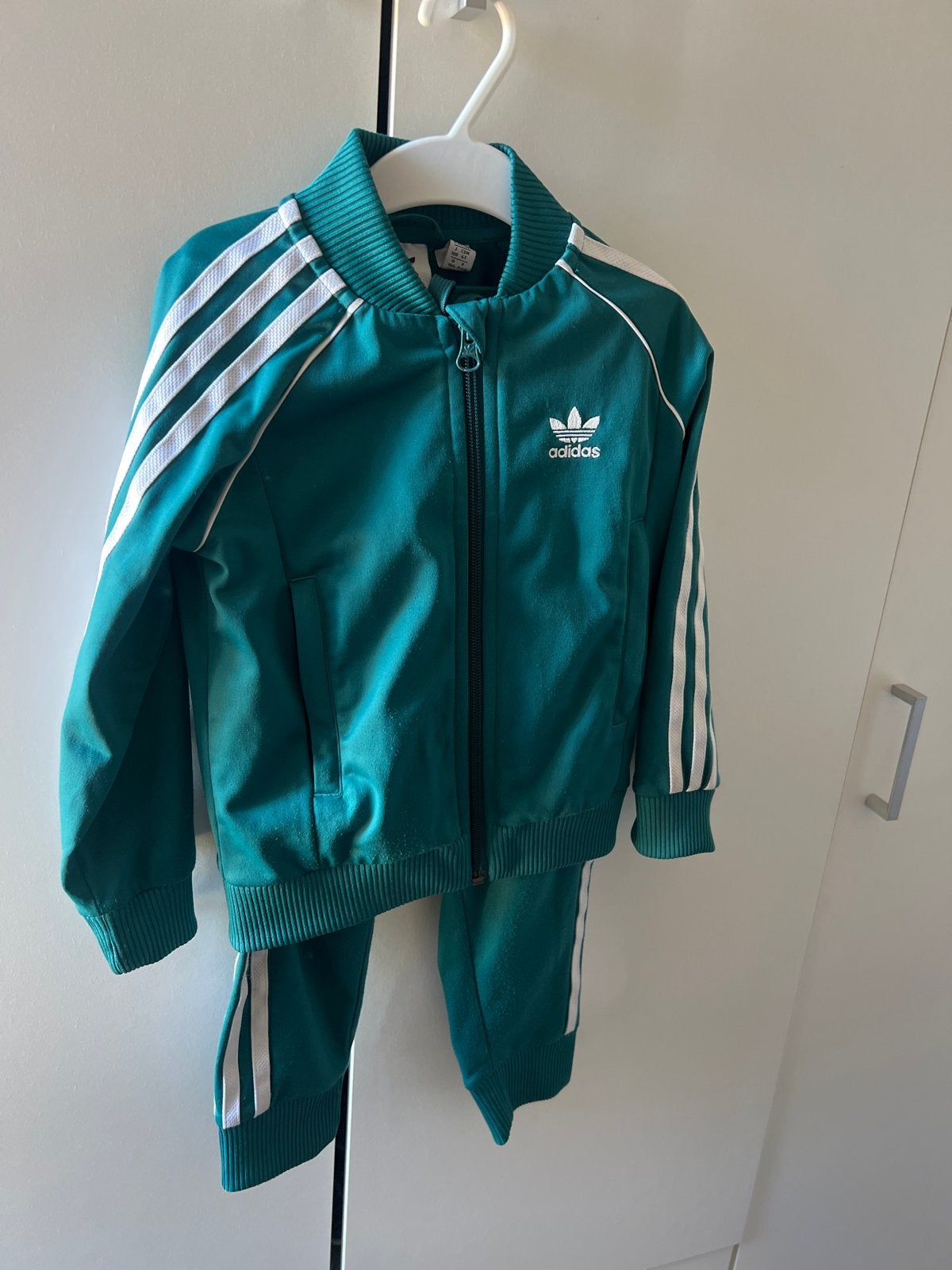 Adidas trainingspak voor kinderen - Groen en Blauw, Ophalen, Gebruikt, Jongen of Meisje, Setje