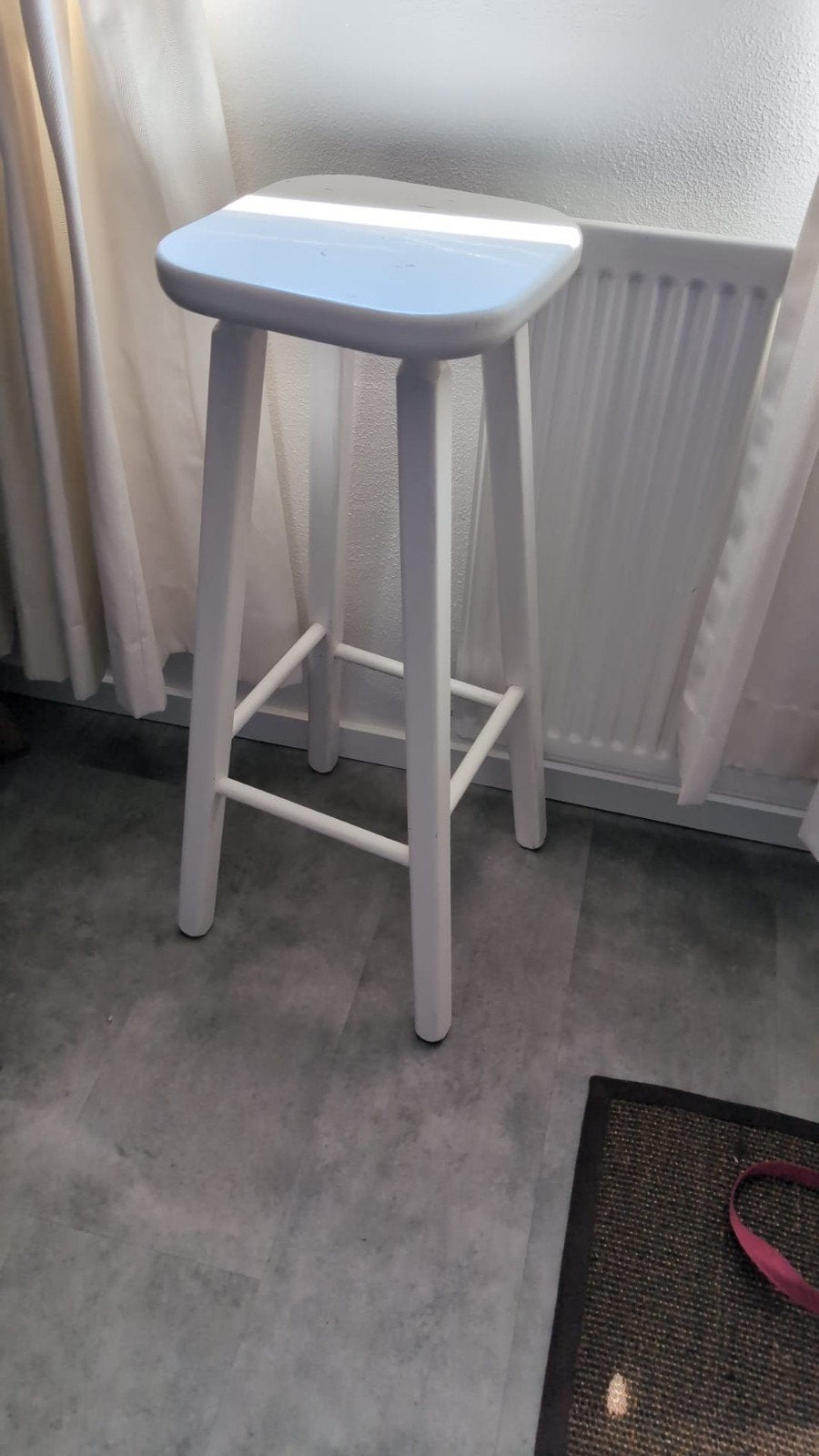 Witte houten barkruk met voetsteun, Ophalen, Met voetsteun, Zo goed als nieuw, Hout