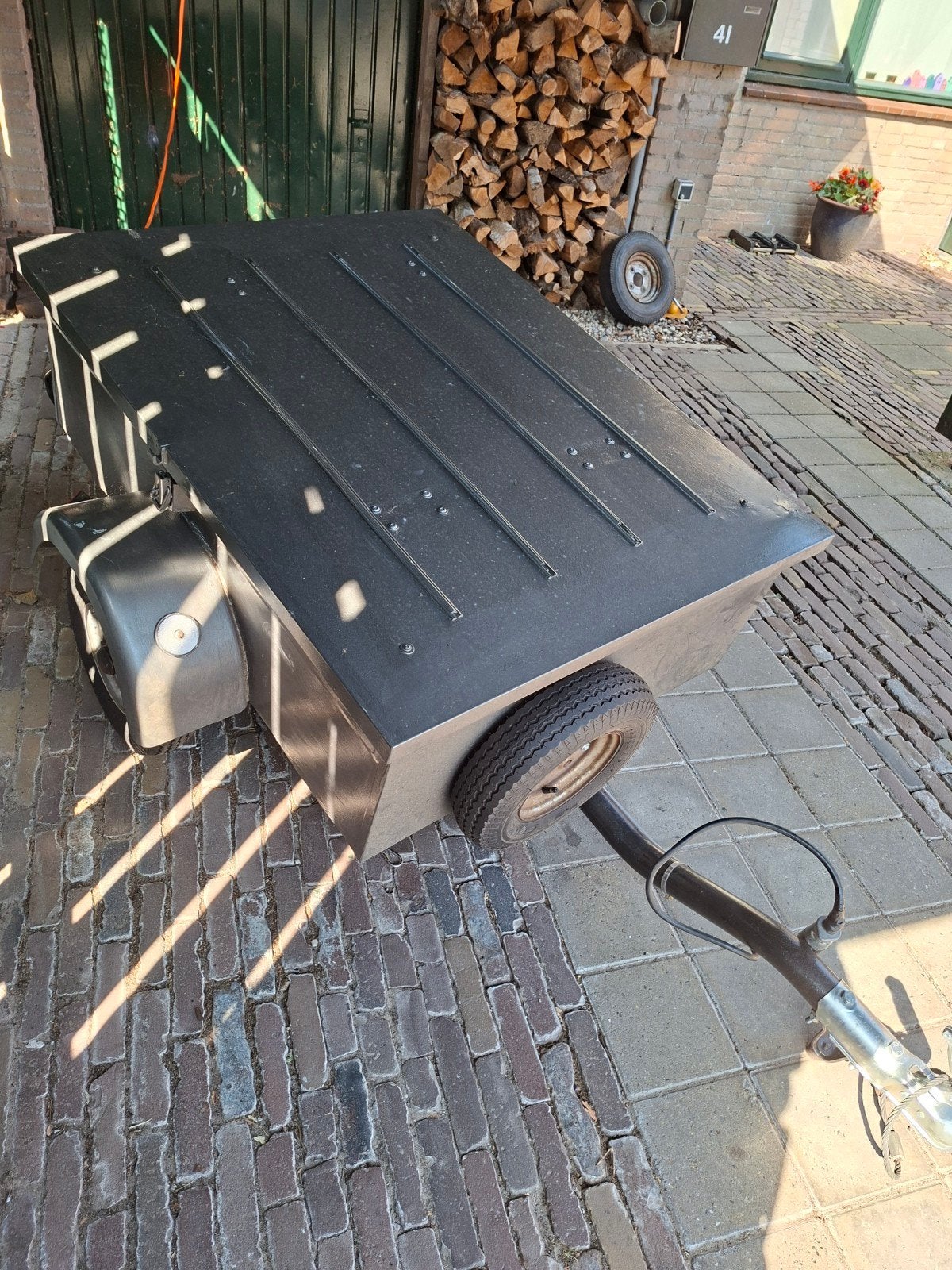 Mooie bagage wagen met deksel en reserve wiel, Ophalen