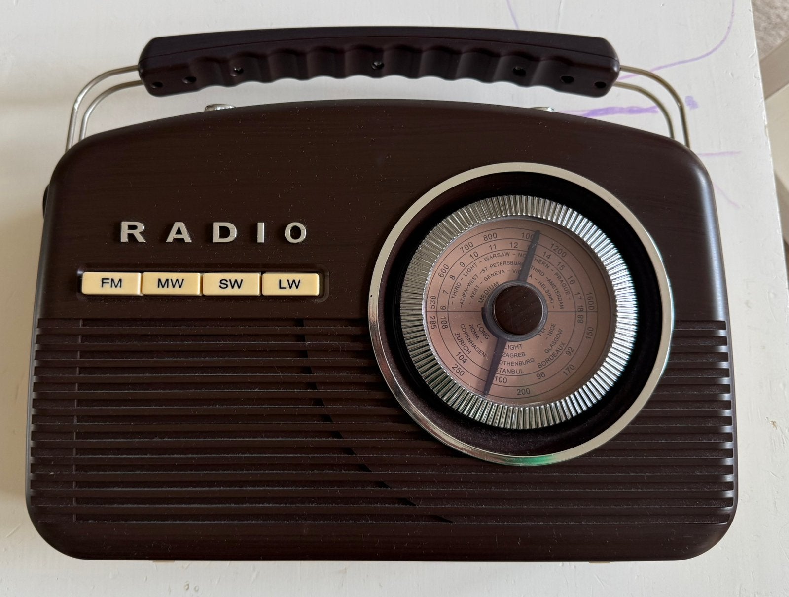 Vintage Radio - Bruin met Draaghendel, Audio, Tv en Foto, Ophalen of Verzenden, Gebruikt, Radio