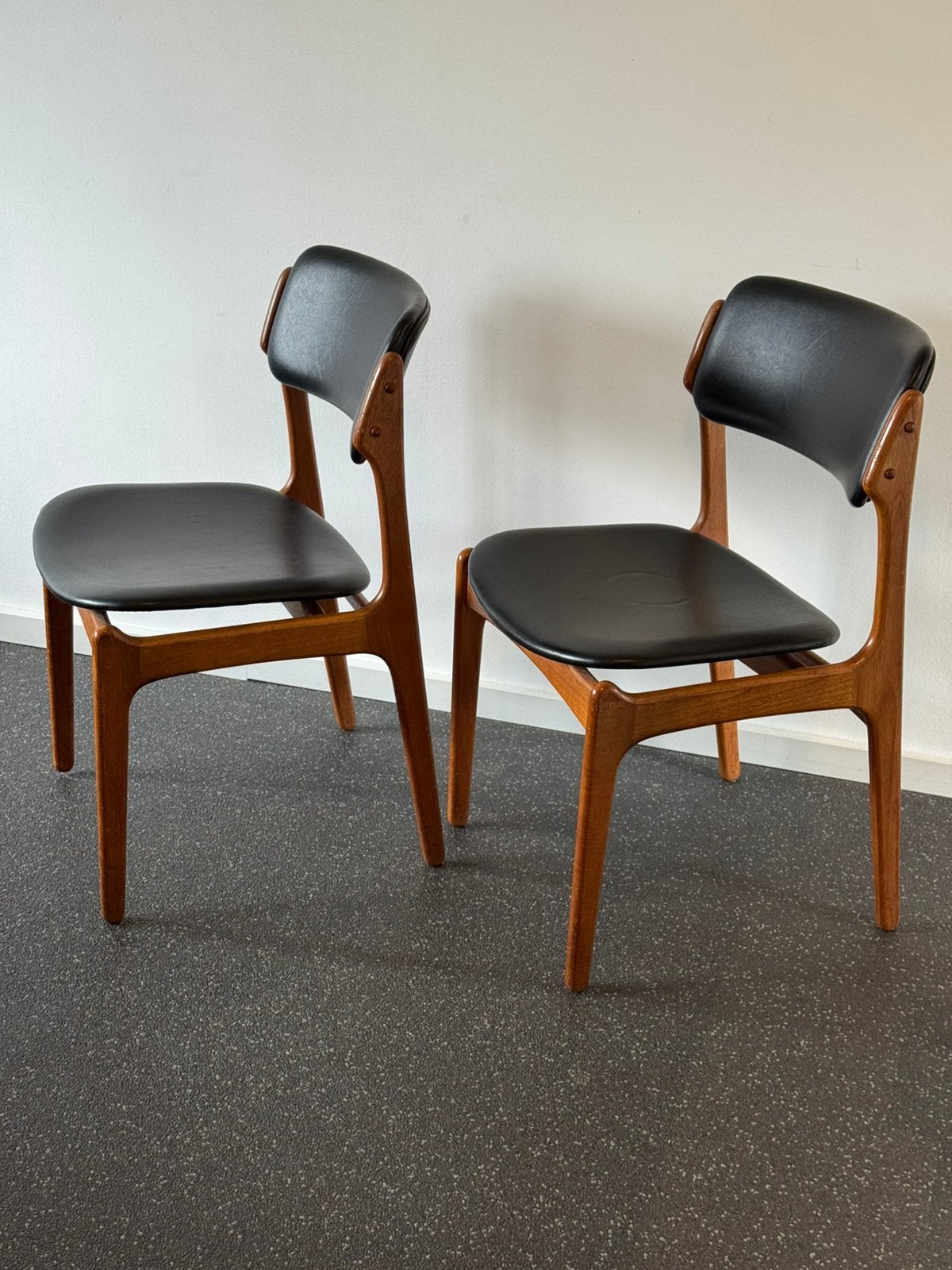 Vintage Deense stoelen Erik Buch Model 49 mid century modern, Huis en Inrichting, Ophalen of Verzenden, Zo goed als nieuw, Bruin