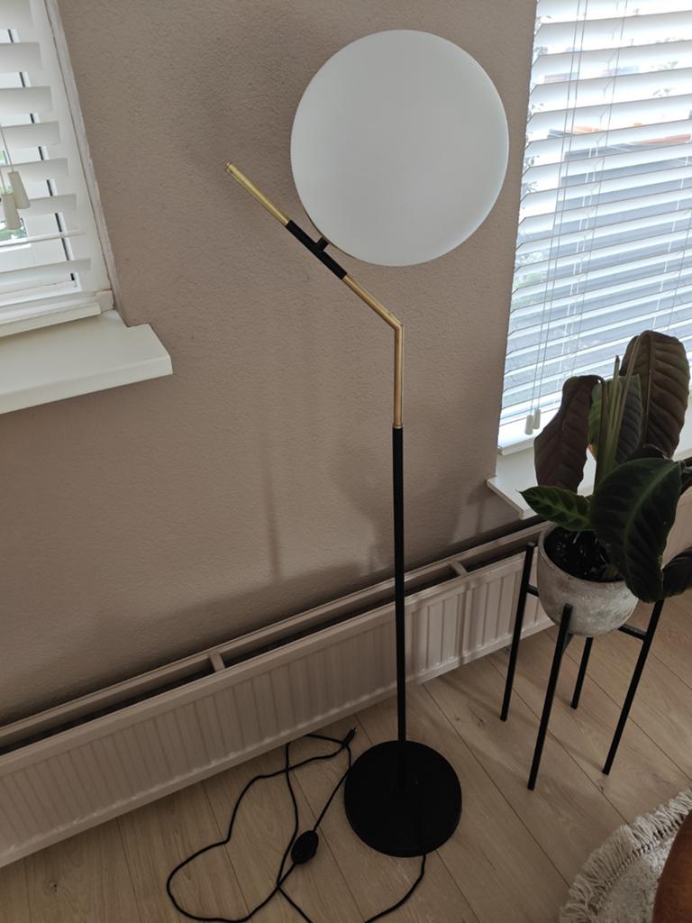 Sfeervolle vloerlamp zwart/messing met mat witte glazen bol, Ophalen, Gebruikt, Glas, 100 tot 150 cm