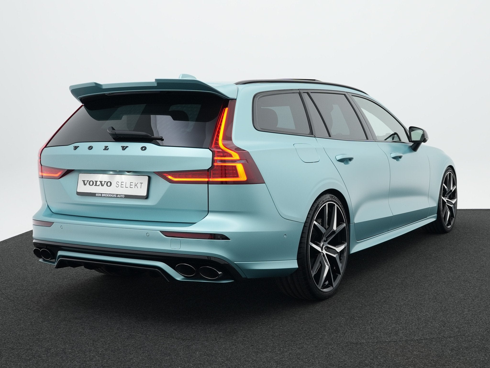 Volvo V60 T8 Plug-in hybrid AWD Ultra Dark HEICO | Custum Wr, Auto's, Volvo, Automaat, Gebruikt, Zwart, 455 pk