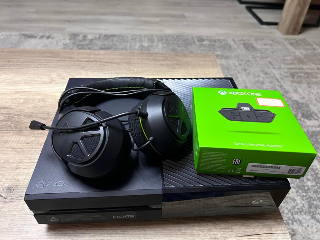 Xbox One met headset en stereo headset adapter, Xbox One, Ophalen of Verzenden, Zonder controller, 500 GB