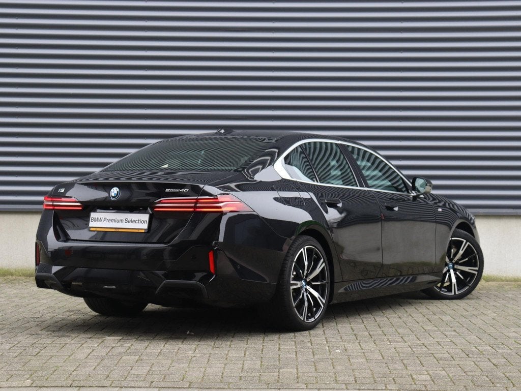BMW i5 Sedan eDrive40 | M Sportpakket | Panodak | Trekhaak |, Automaat, Gebruikt, Met garantie (alle), 84 kWh