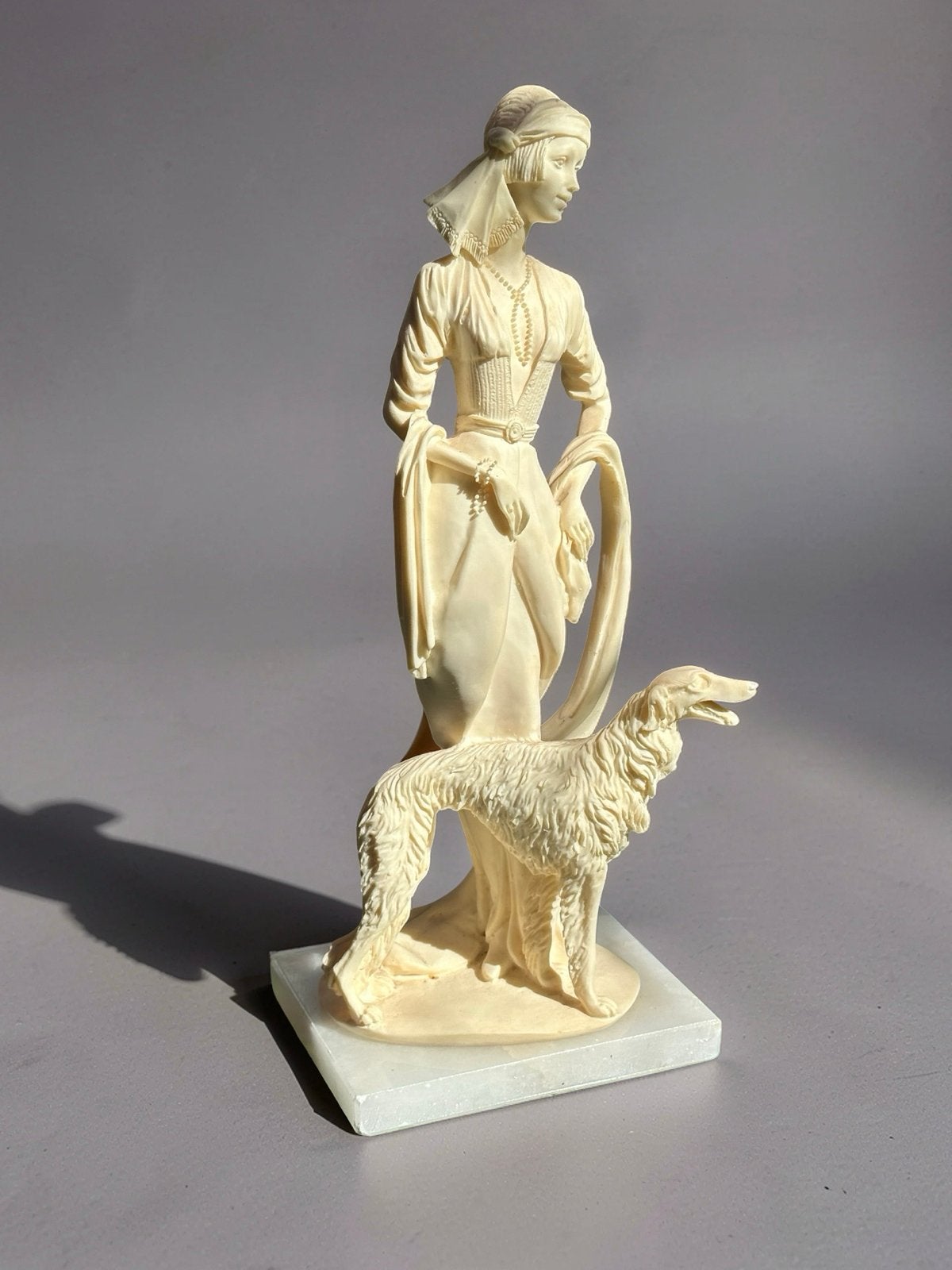 Vintage sculptuur vrouw met windhond - Italië, Ophalen of Verzenden, 20 - 50 cm, Beeld, Vrouw