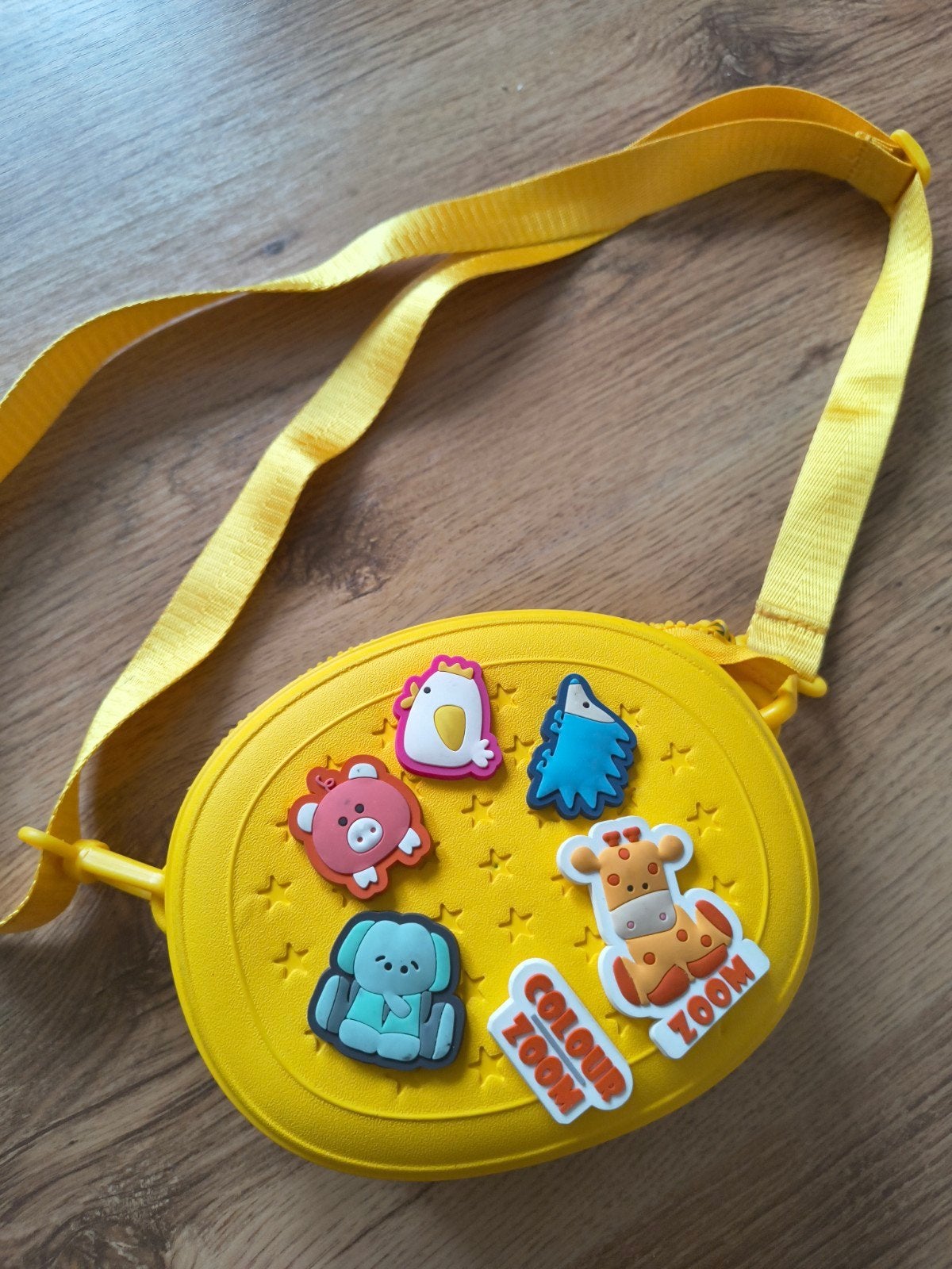 Leuke gele kinderhandtas met dierenbedeltjes (schoenes pins), Ophalen, Zo goed als nieuw, Onbekend