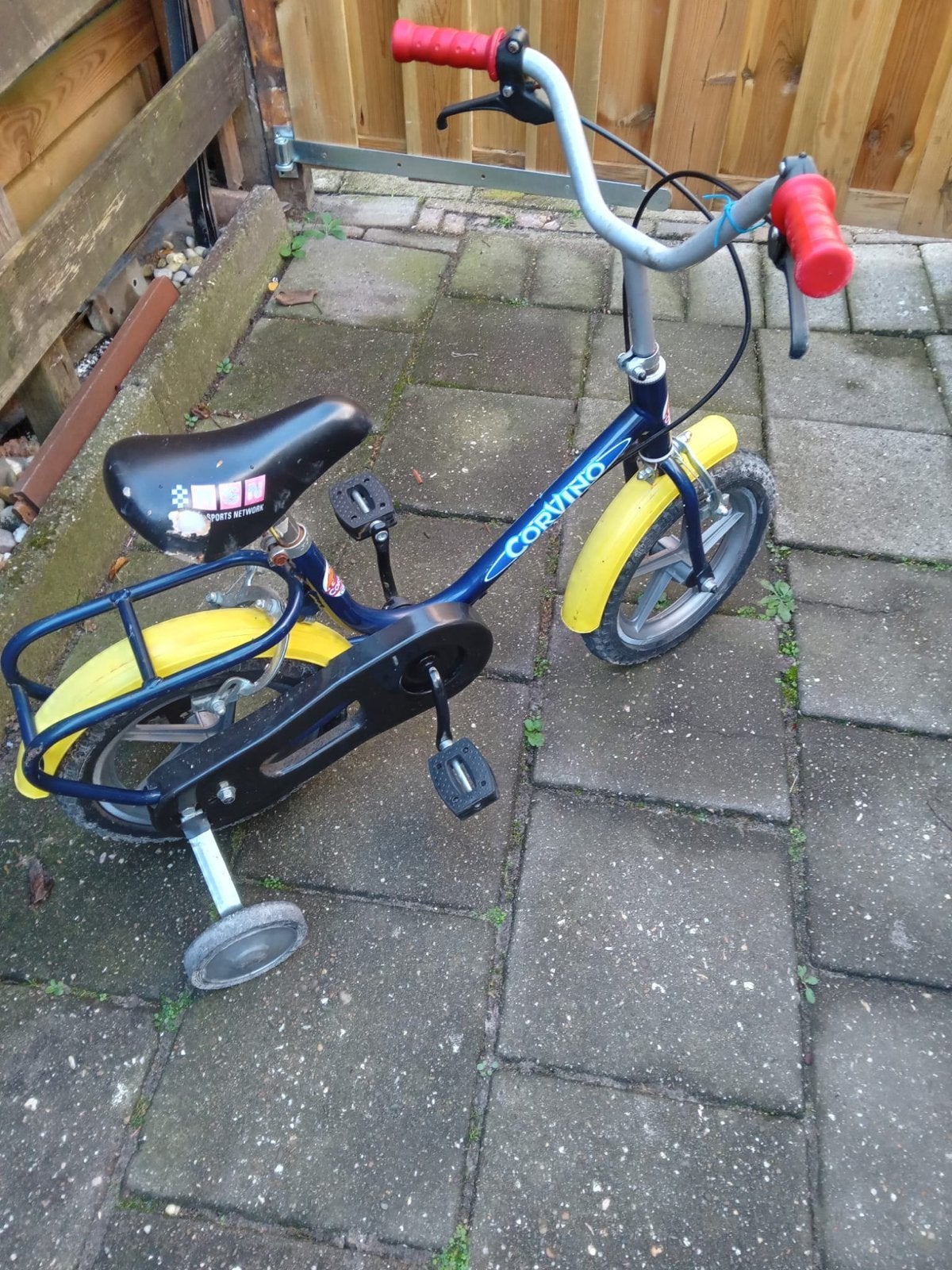 Corvino kinderfiets met zijwieltjes, Fietsen en Brommers, Ophalen, Zijwieltjes, Gebruikt, Velgrem