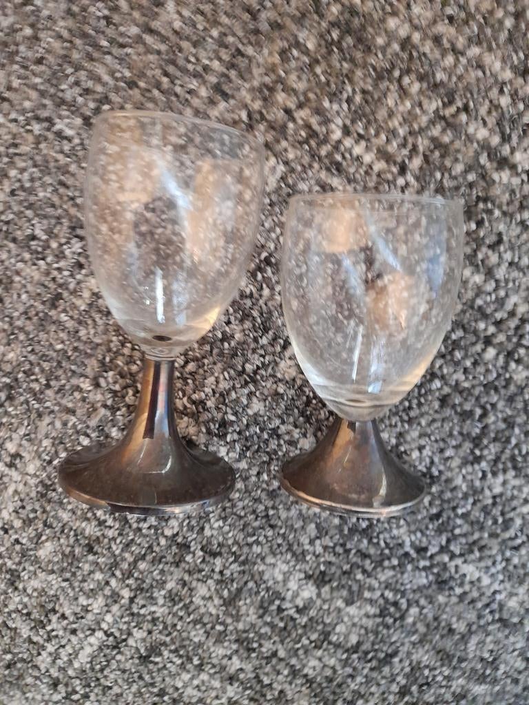 Set van 2 glaasjes met zilverkleurige voet, Antiek en Kunst, Ophalen of Verzenden