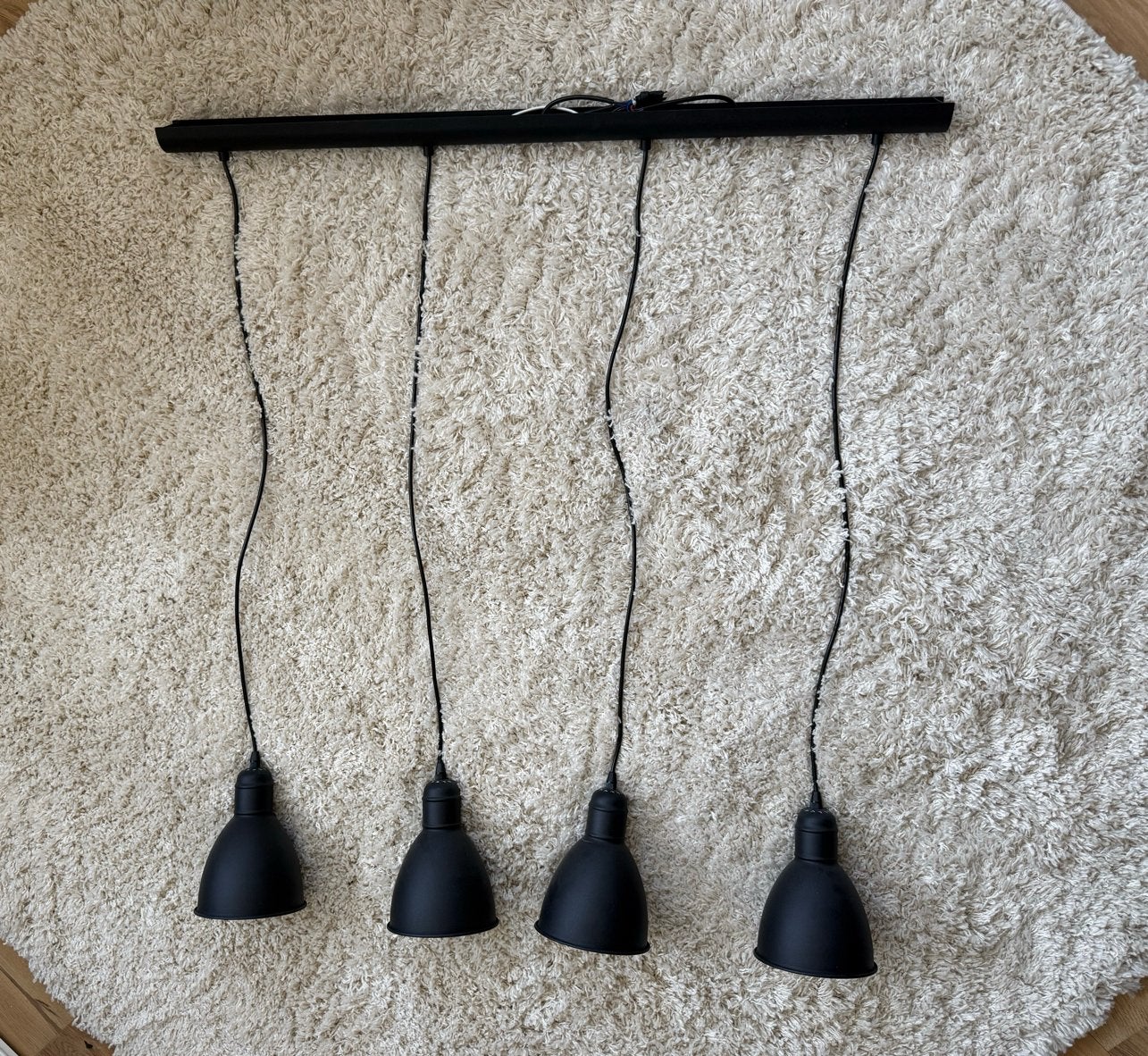 Zwarte hanglamp met 4 spots - 110cm lengte, Ophalen of Verzenden, Gebruikt, Metaal, Overige fittingen