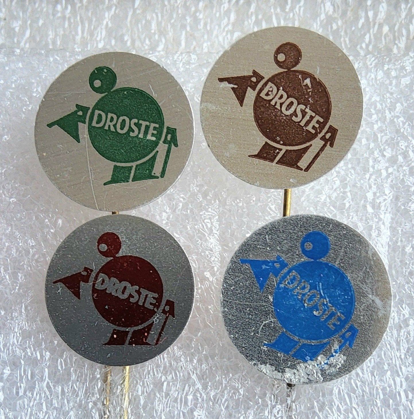 4 Vintage Droste Speldjes - Chocolade Reclame, Ophalen of Verzenden, Gebruikt, Overige onderwerpen, Speldje of Pin