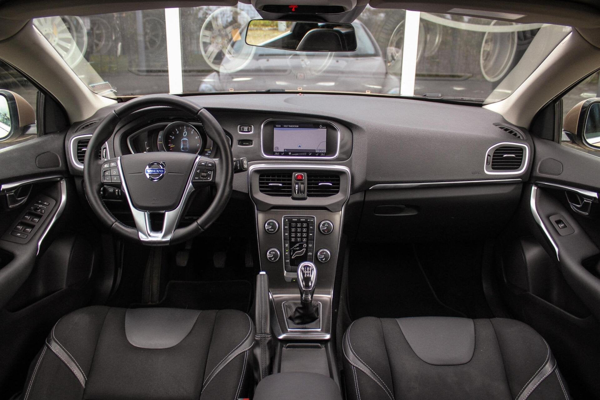 Volvo V40 1.6 T3 Momentum | 2e eigenaar | Sportstuur | Stoel, Voorwielaandrijving, 1596 cc, Stof, Gebruikt