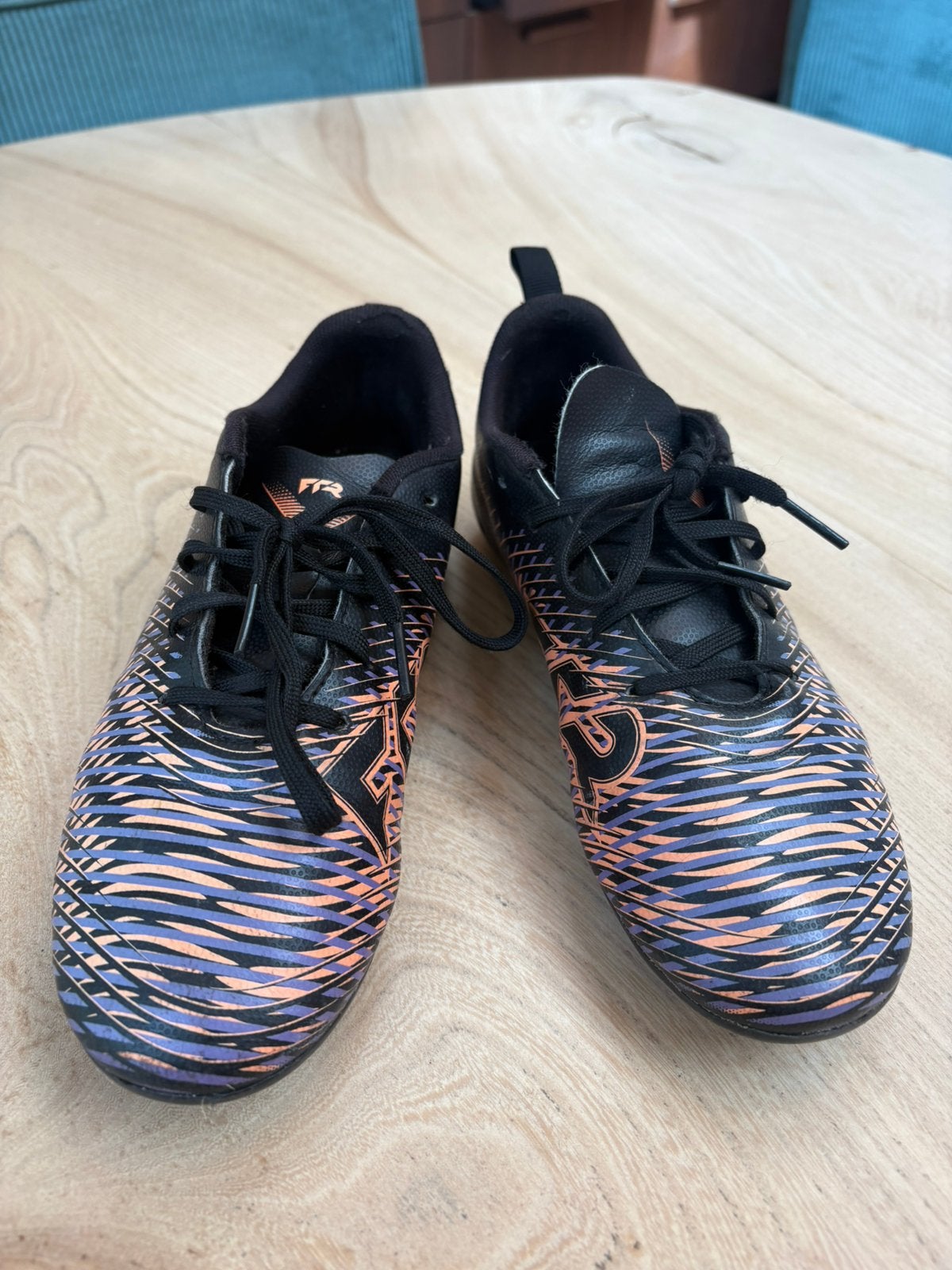 Voetbalschoenen maat 35 - zwart/oranje/paars, Maat XS of kleiner, Ophalen, Zo goed als nieuw, Schoenen