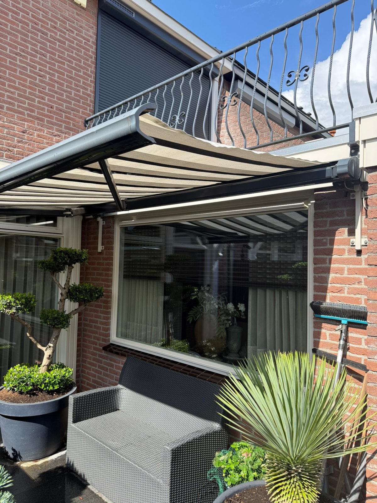 Knik zonnescherm met gesloten cassette elektrisch, Ophalen, Gebruikt