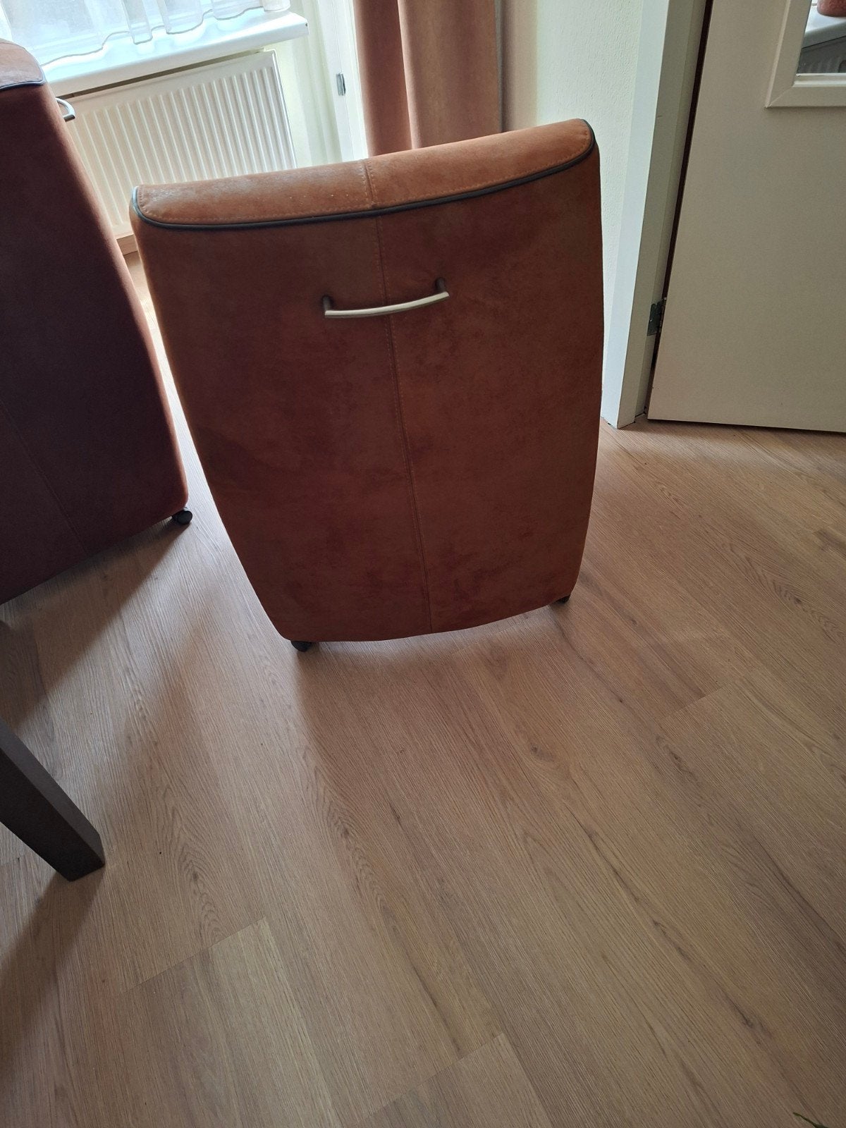 2 eetkamerstoelen , bruin nubuck/ suede leer met wieltjes vo