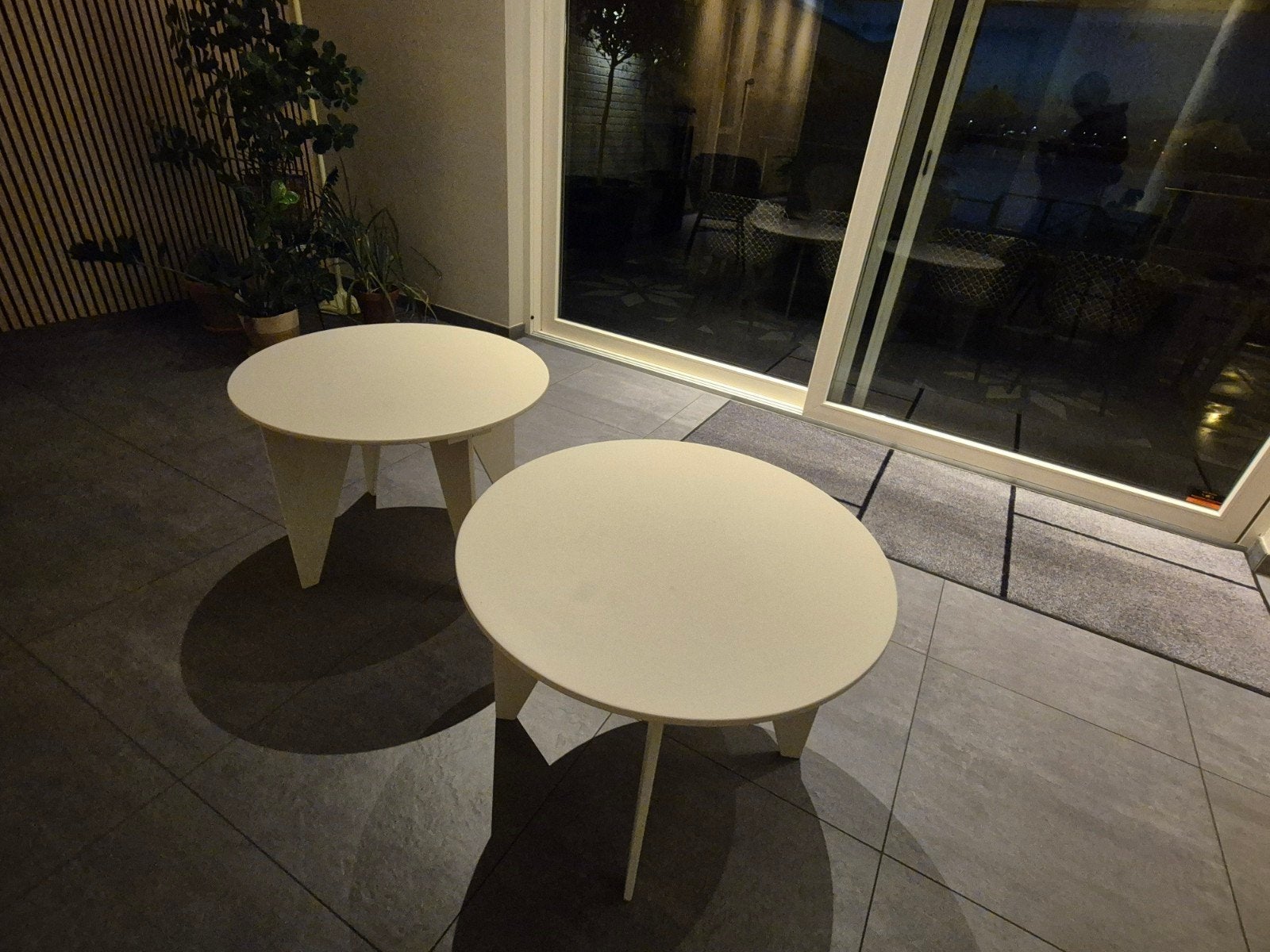 2 witte tafels, Huis en Inrichting, Ophalen, Gebruikt, Rond, 60 cm of meer