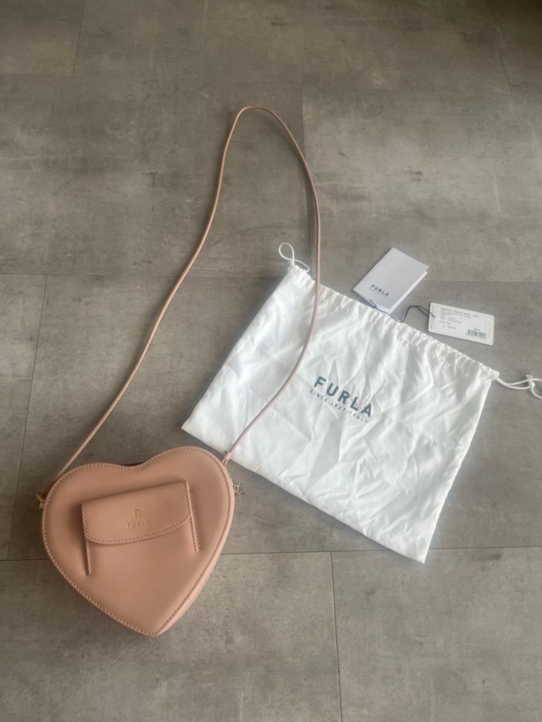 Furla Camelia Heart Mini Crossbody Tas - Cameo, Sieraden, Tassen en Uiterlijk, Tassen | Damestassen, Ophalen of Verzenden, Zo goed als nieuw