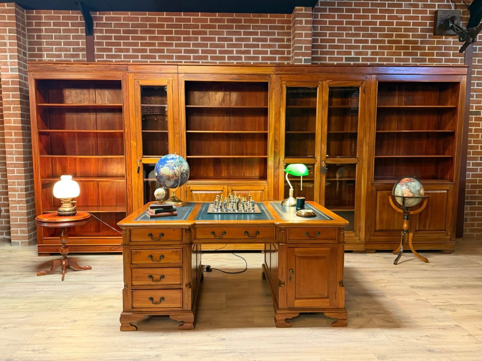 Engels bureau partnerdesk & bibliotheekkast, Ophalen