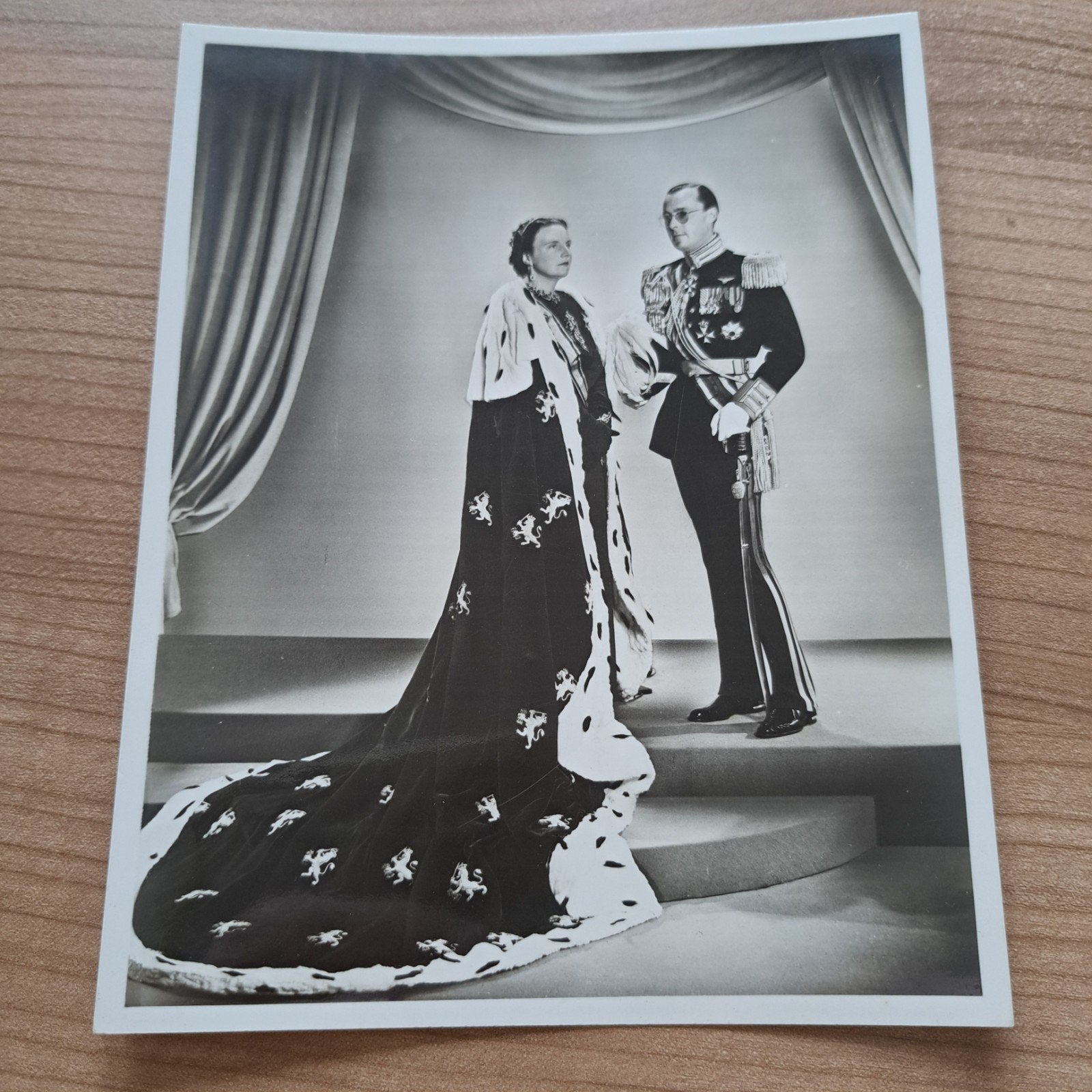 Staatsiefoto Koningin Juliana & Prins Bernhard (1948), Verzamelen, Ophalen of Verzenden, Gebruikt, Nederland, Kaart, Foto of Prent