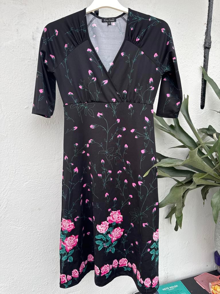 King Louie jurk met bloemenprint, maat S, Kleding | Dames, Jurken, Zo goed als nieuw, Maat 36 (S), Zwart, Onder de knie, Ophalen of Verzenden