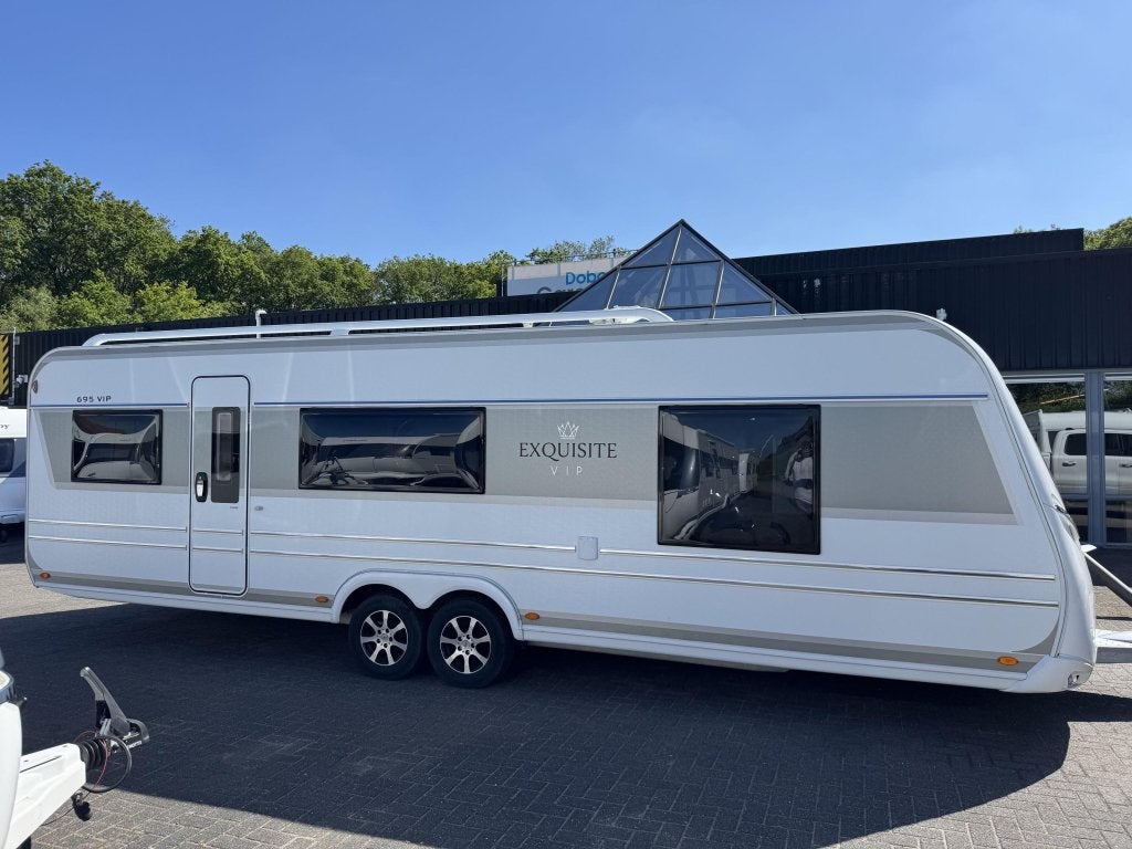 LMC Exquisit 695 VIP 2022 | Vrijst Queensbed | Voortent, Caravans en Kamperen, Schokbreker, Bedrijf, Treinzit, 6 tot 7 meter