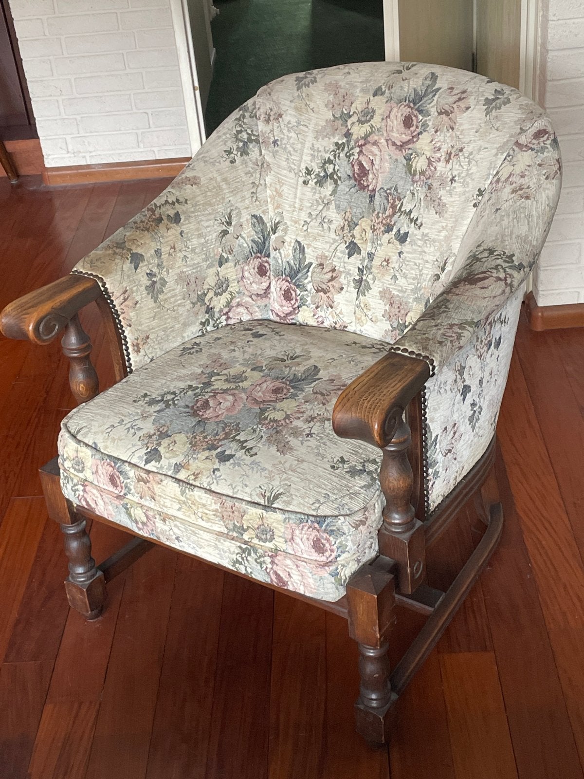 Vintage fauteuil met bloemenprint en houten armleuningen, Ophalen