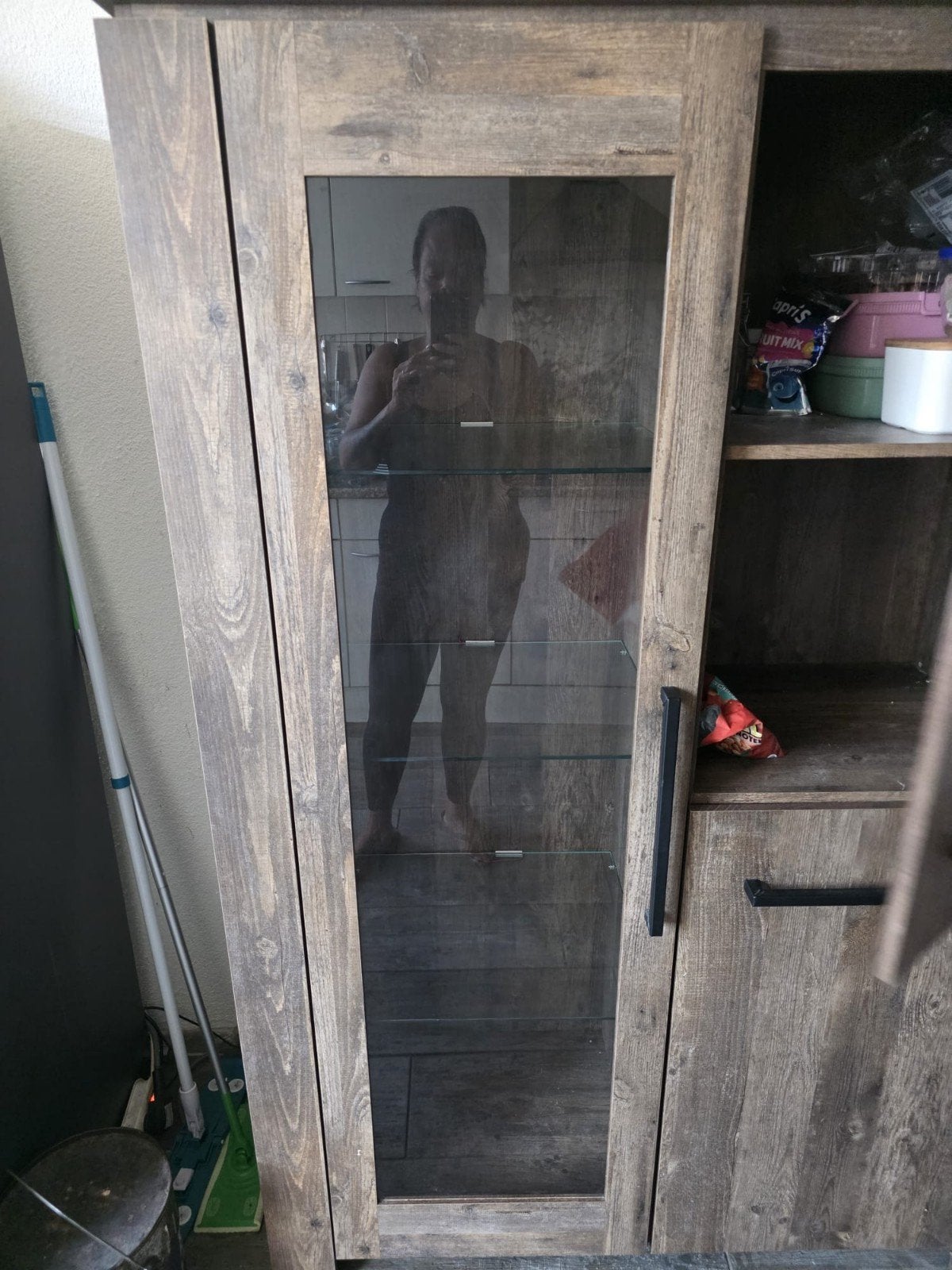 Moderne vitrinekast met verlichting en opbergruimte, Huis en Inrichting, Kasten | Vitrinekasten, Ophalen, Met deur(en), Glas, 50 tot 100 cm