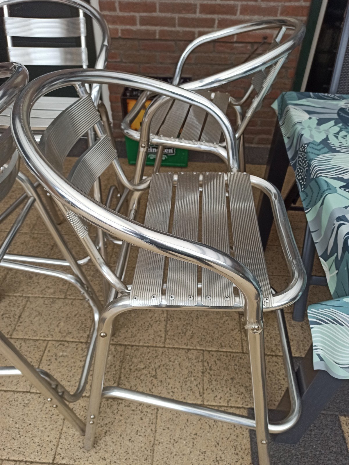 4 aluminium barkrukken met tafel, Huis en Inrichting, Barkrukken, 2 krukken, Ophalen, 60 tot 90 cm