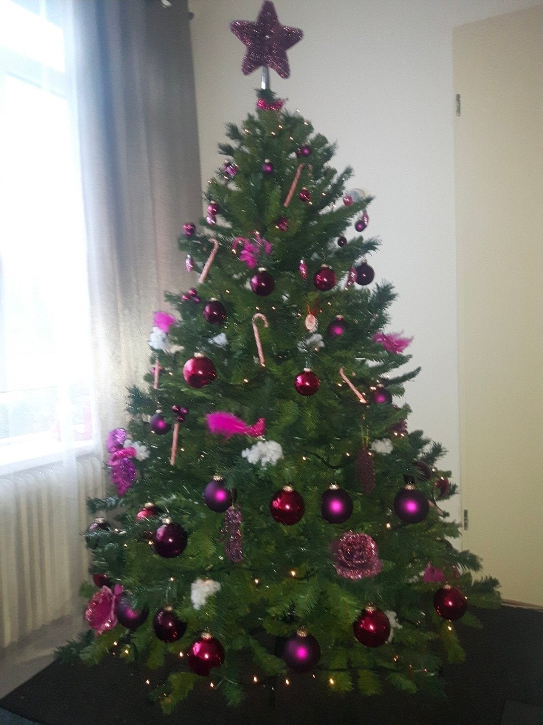 Kerstboom met versiering, Ophalen