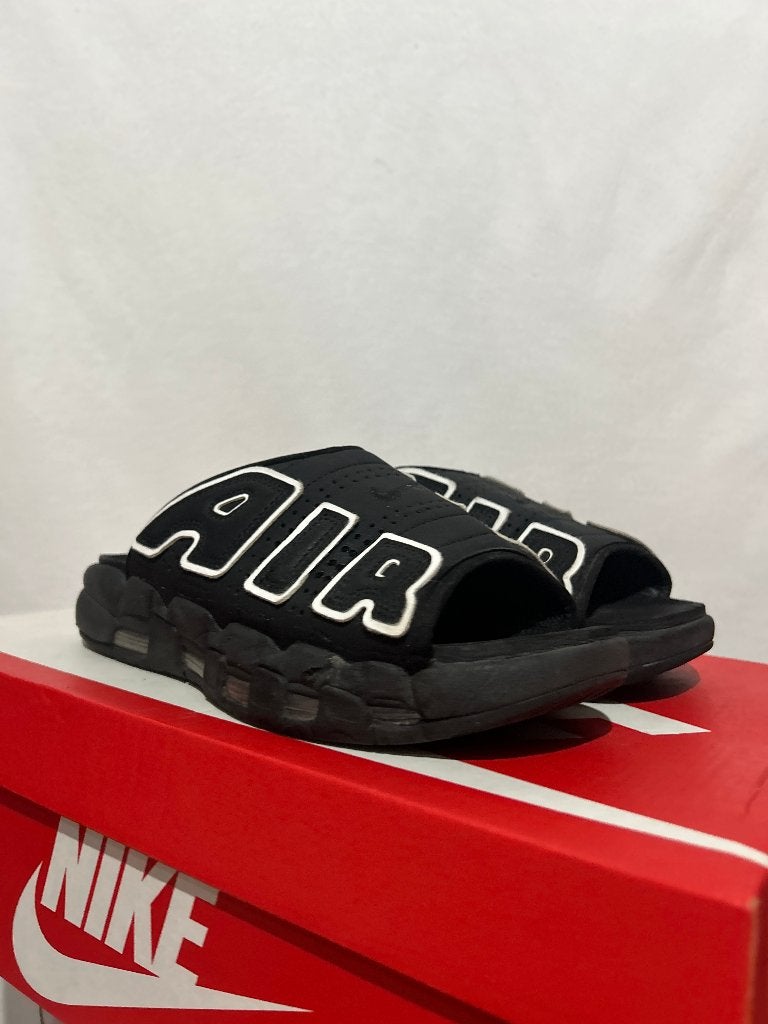 ALS NIEUW! Maat 41 - Nike Air More Uptempo Slide Black Grey, Slippers, Verzenden, Zwart, Nike
