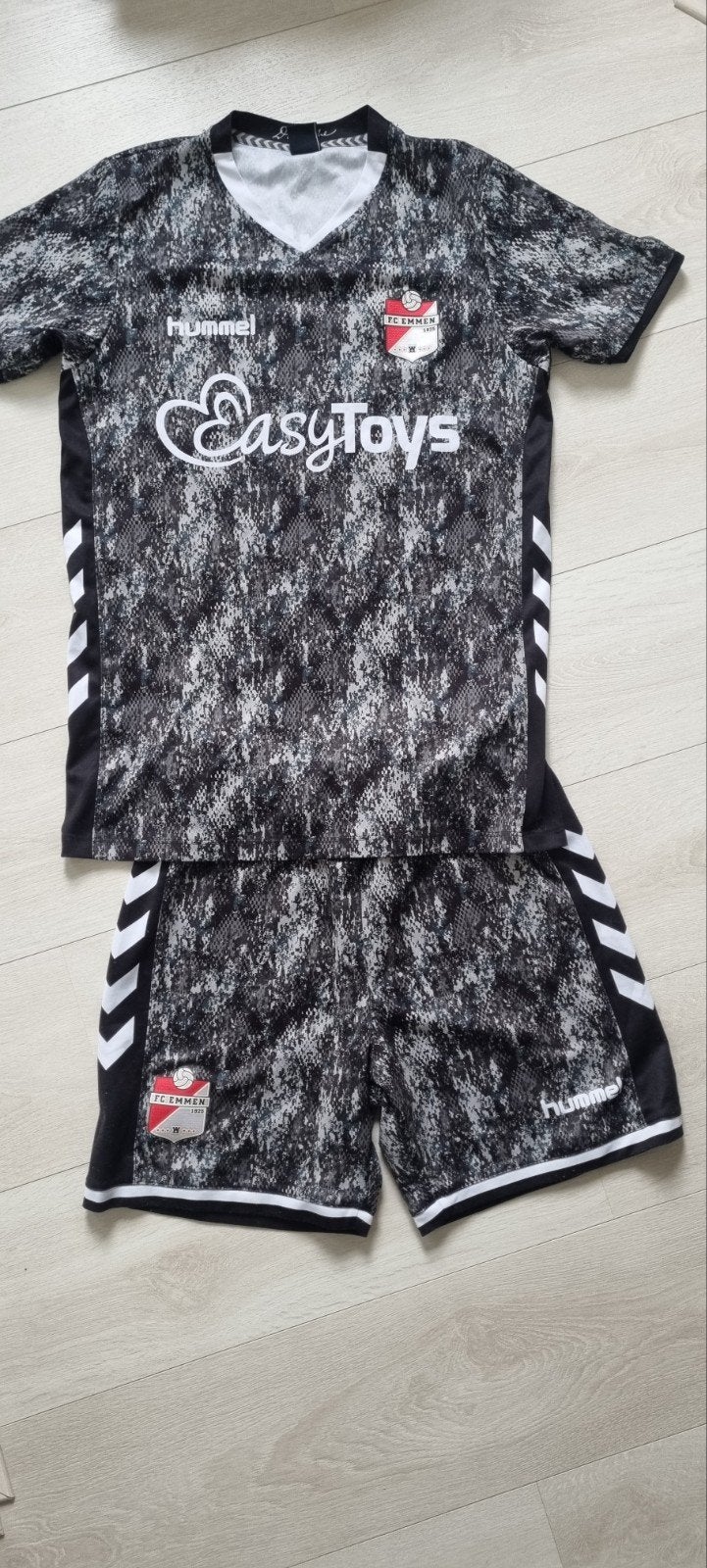 FC Emmen Hummel Thuis tenue 2022/2023 Maat S, Maat S, Ophalen of Verzenden, Zo goed als nieuw, Shirt