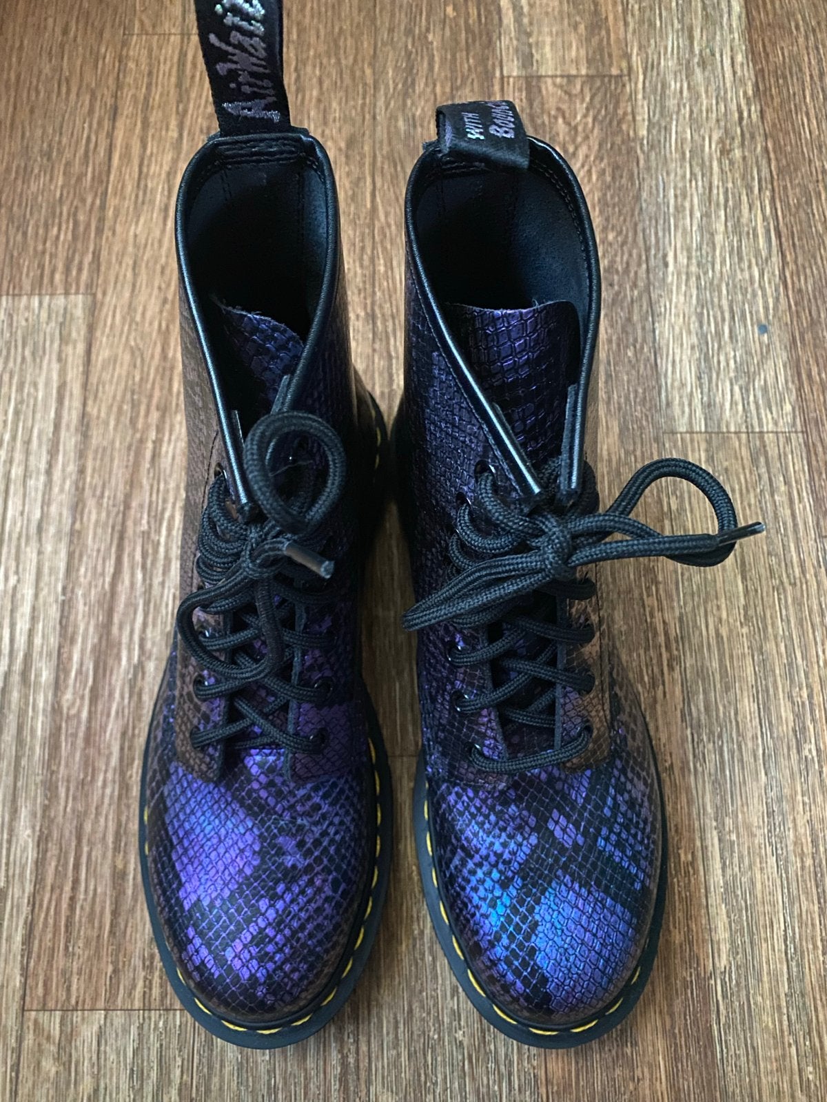 Dr. Martens: slangen print, paars/blauw, maat 38, nieuw, Kleding | Dames, Ophalen of Verzenden, Zo goed als nieuw, Overige kleuren