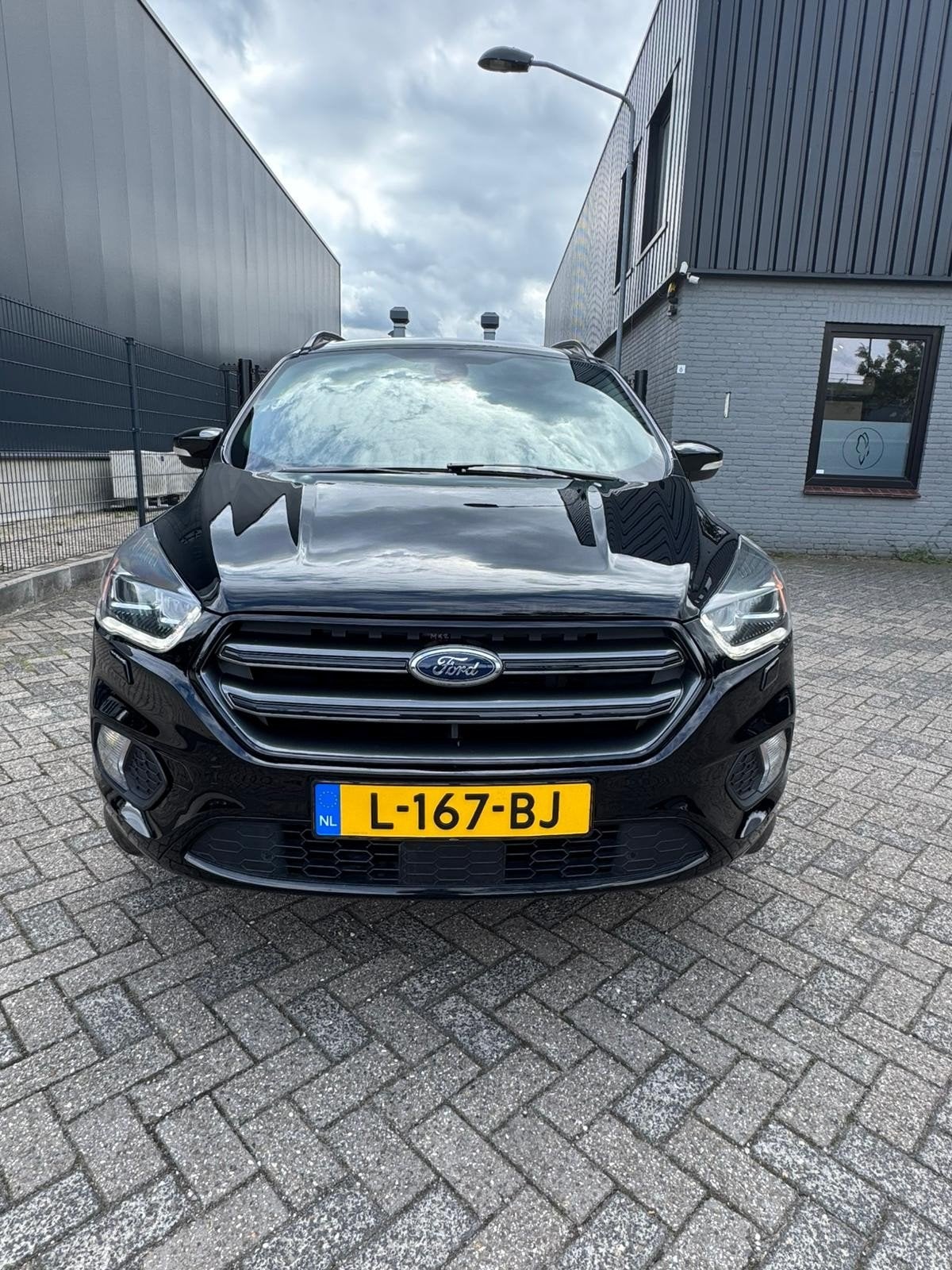 Ford Kuga 1.5 Ecoboost 134KW 4WD 2017 nieuwe APK  Zwart, Auto's, 1498 cc, 4 cilinders, 1850 kg, 1586 kg