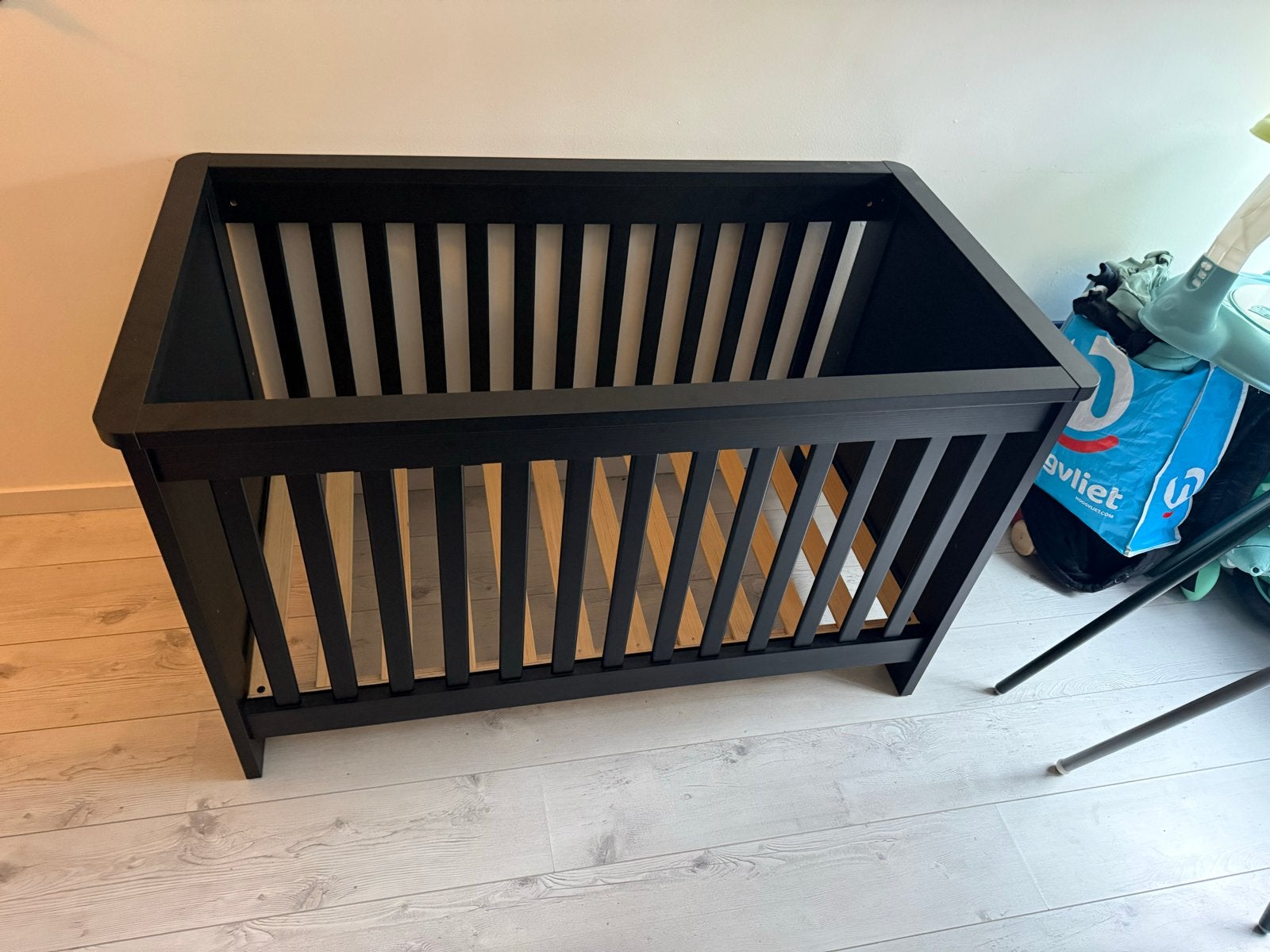 Mooie zwarte baby ledikant – verstelbare lattenbodem, Huis en Inrichting, Slaapkamer | Bedden, Ophalen, Zwart, 190 cm of minder