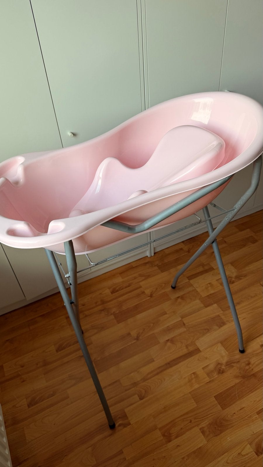Gratis Babybadje met standaard en badzitje, Kinderen en Baby's, Badjes en Verzorging, Ophalen, Gebruikt, Badje, Standaard