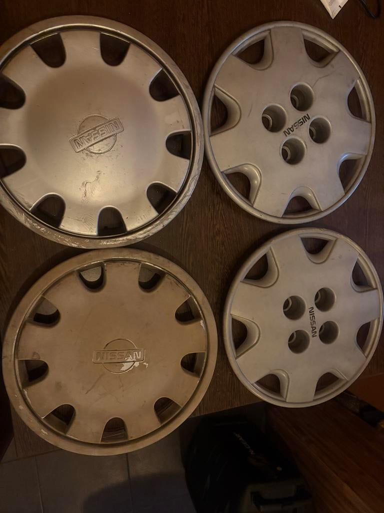 Nissan wieldoppen 2 x sunny n14/ 2x bluebird - Gebruikt, Auto diversen, Wieldoppen, Ophalen of Verzenden, Gebruikt