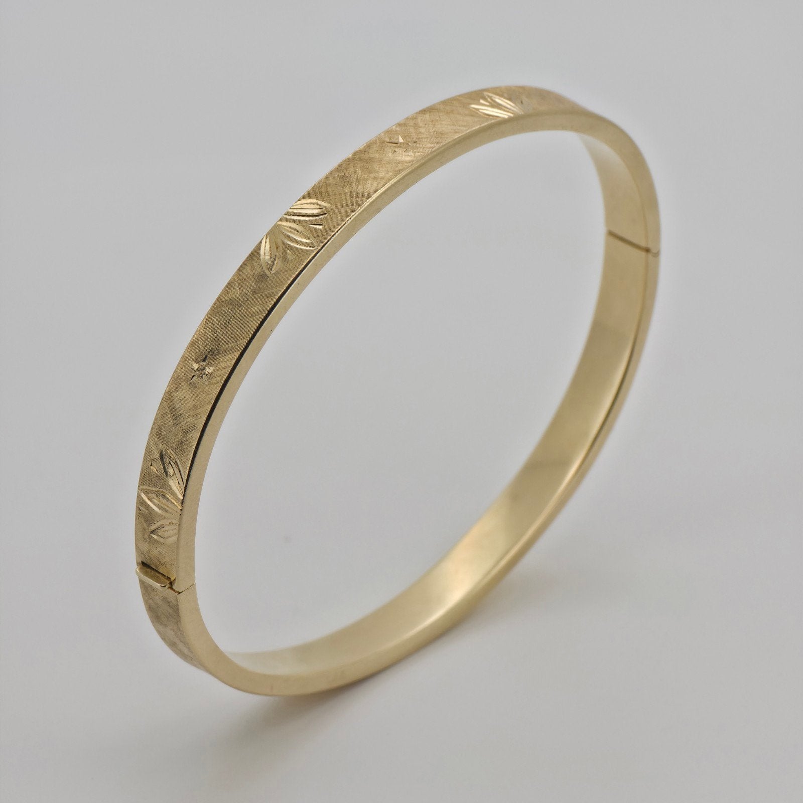 Gouden Bangle Armband 14k (585) Hand Bewerkt - 6,2cm, Ophalen of Verzenden, Zo goed als nieuw, Goud, Goud
