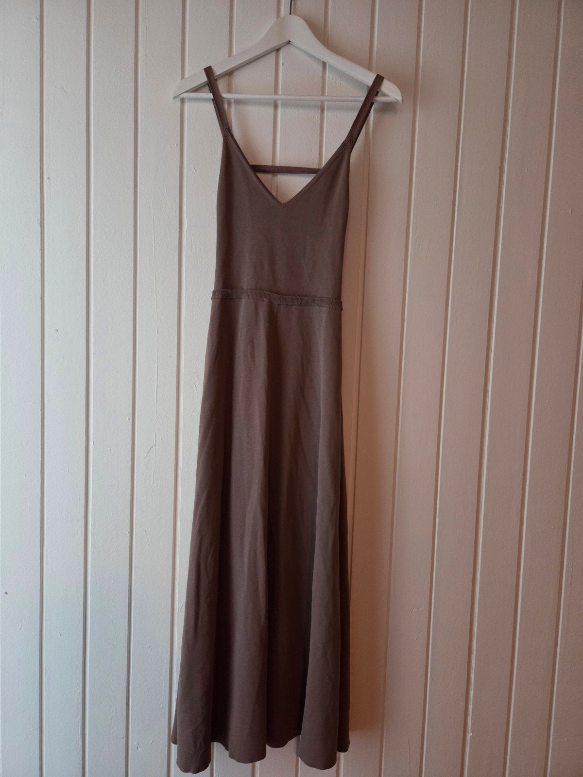 Nieuw! Zara gebreide maxi jurk met open rug - Maat S, Ophalen of Verzenden, Zo goed als nieuw, Bruin, Onder de knie