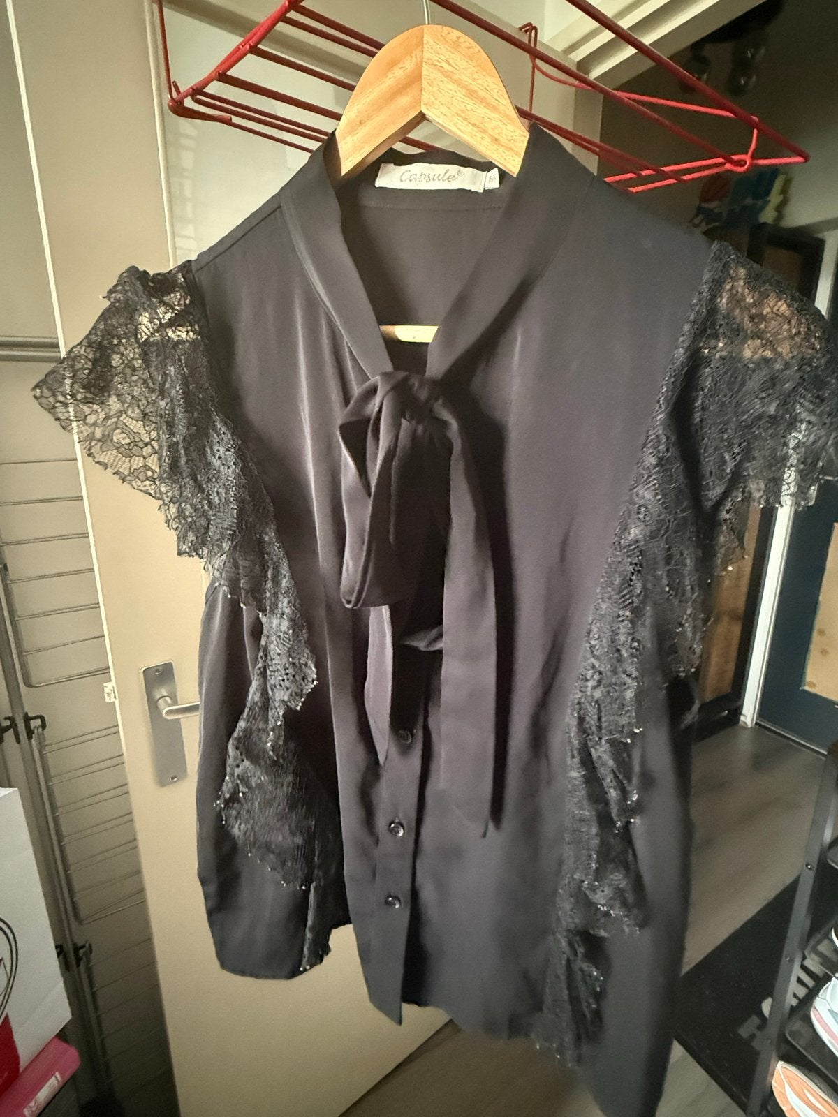 Zwarte blouse met kanten mouwen en strikdetail, Ophalen of Verzenden, Zo goed als nieuw, Maat 38/40 (M), Zwart