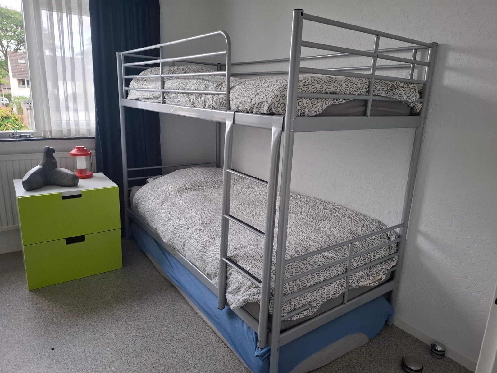 grijze metalen stapelbed met matrasen en beddengoed. te koop, Huis en Inrichting, Slaapkamer | Stapelbedden en Hoogslapers, Ophalen