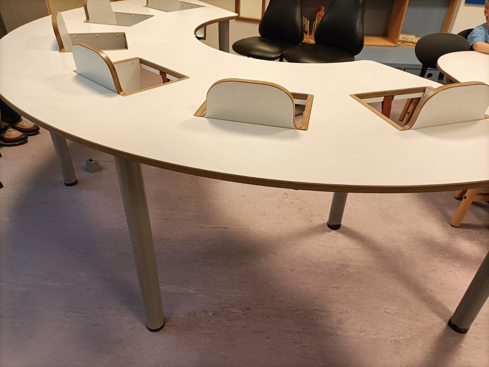 voedings tafel 6 zitplaatsen kinderopvang, Kinderen en Baby's, Ophalen, Zo goed als nieuw