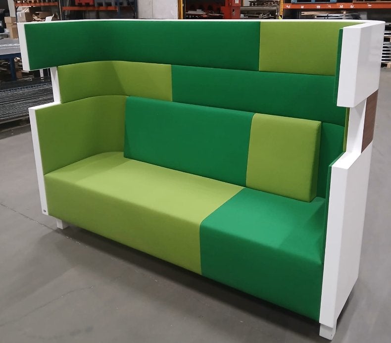 Bank met stoffe bekleding (nieuw), Huis en Inrichting, Banken | Bankstellen, Ophalen, Overige maten, Minder dan 75 cm, Zo goed als nieuw