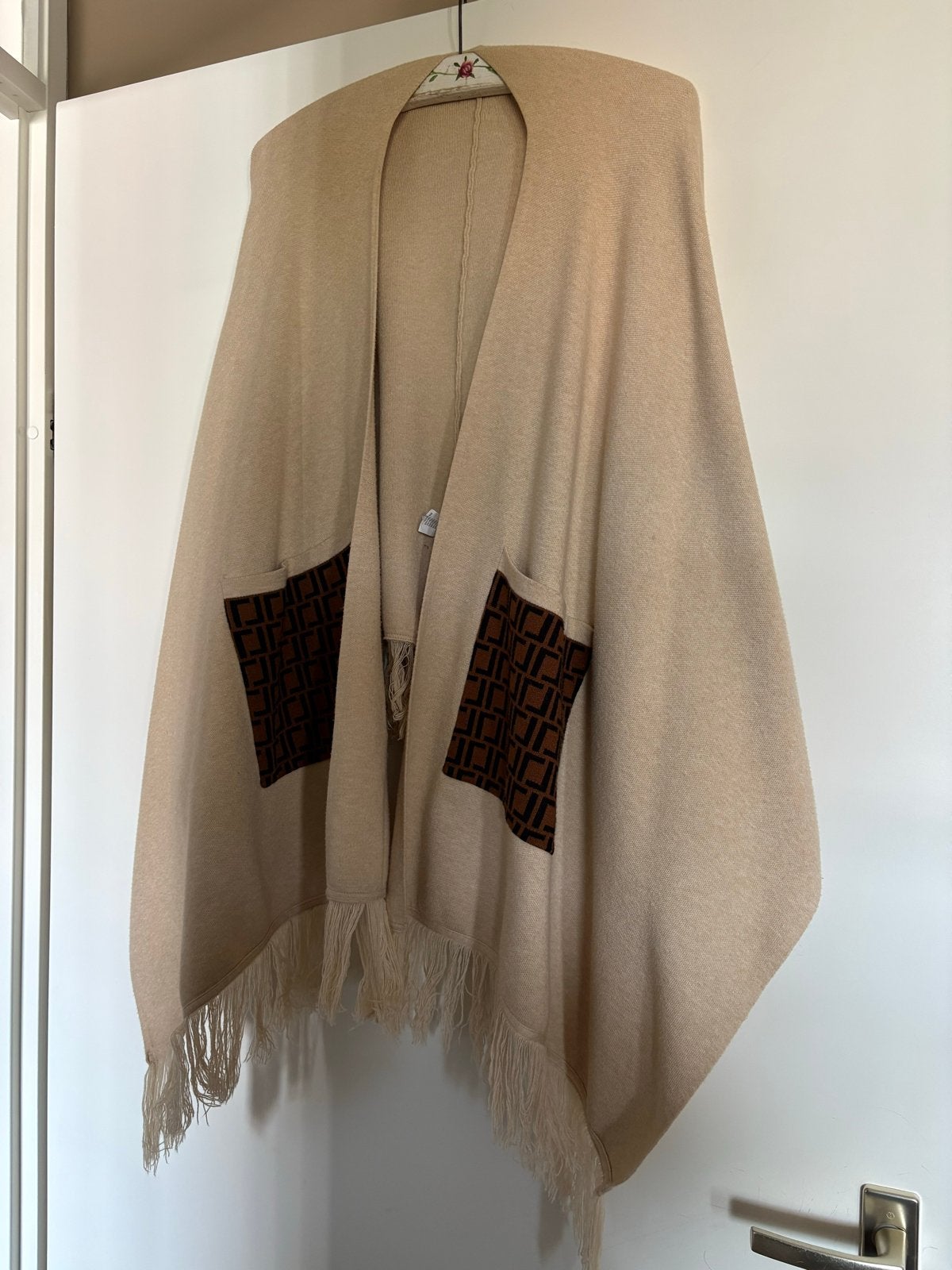 Fendi-stijl poncho/cape met franjes en logo-details, Verzenden, Zo goed als nieuw, Maat 38/40 (M), Beige